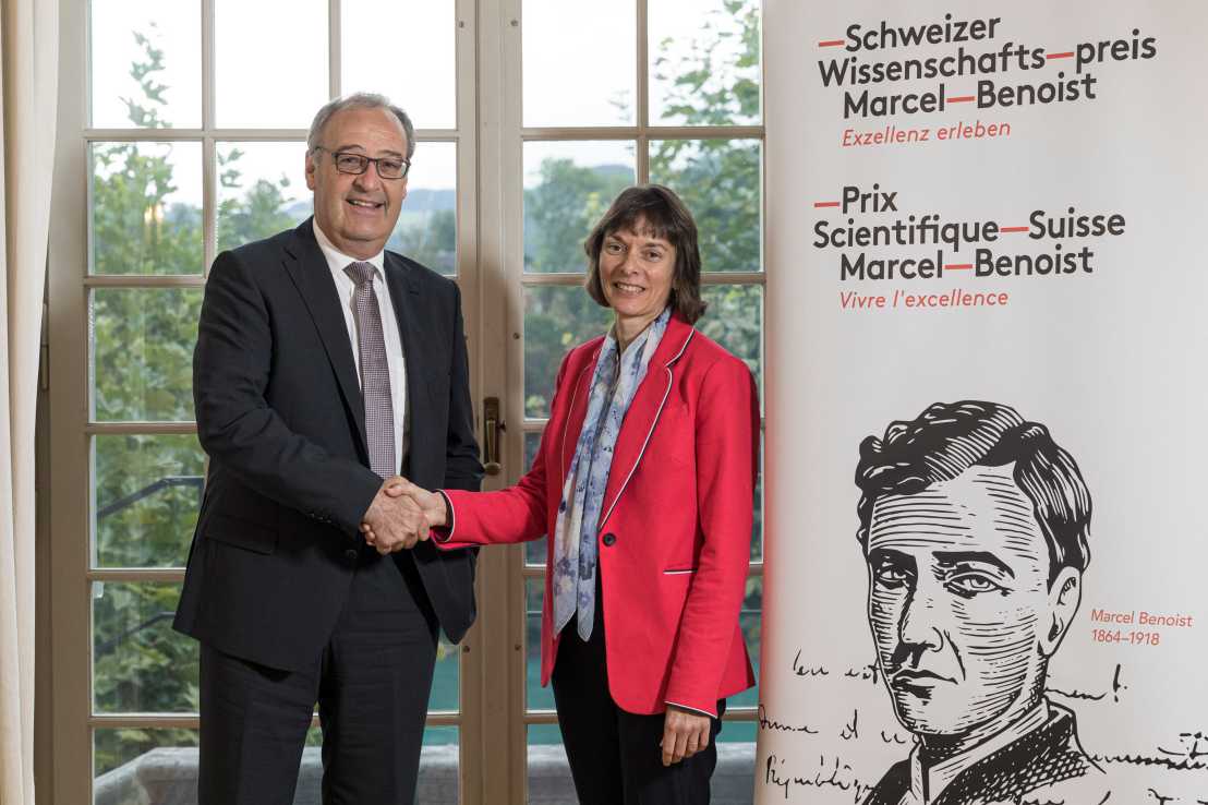 Enlarged view: Federal Councillor Guy Parmelin with Marcel Benoist Prizewinner Nicola Spaldin (Copyright: Daniel Rihs, picture taken on behalf of the SNSF)
